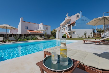 Una piscina al aire libre de temporada
