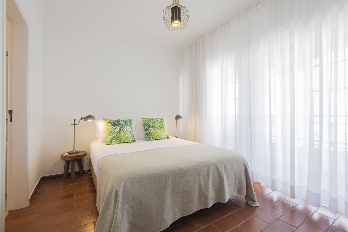 1 bedroom, hypo-allergenic bedding, minibar, in-room safe