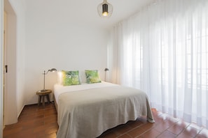 Hypo-allergenic bedding, minibar, in-room safe, iron/ironing board