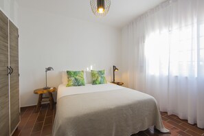 Leilighet, 3 soverom | Allergitestet sengetøy, minibar, safe på rommet og strykejern/-brett