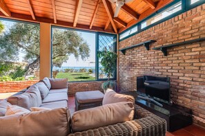 Una televisión, una mesa de tenis de mesa