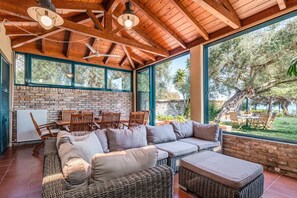 Una televisión, una mesa de tenis de mesa