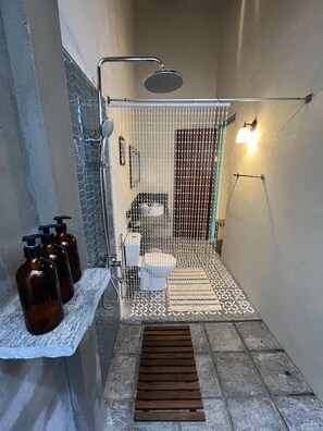 Regadera, secadora de cabello, bidet, toallas 