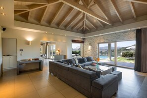 Fernseher, Kamin, Tischfußball, Tischtennisplatte