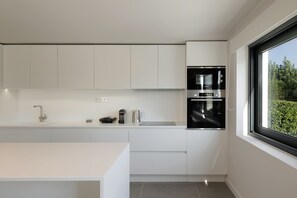 Frigorífico, microondas, horno y lavavajillas