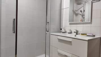 Een douche, een haardroger, toiletpapier