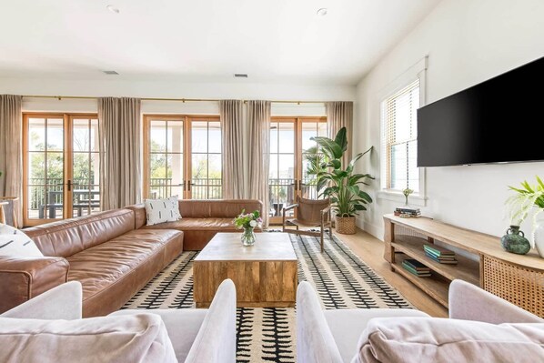 TV, offices - Luxurious Penthouse - Steps from King Street (Charleston)