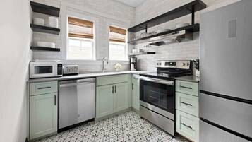 Frigorífico, microondas, horno y placa de cocina