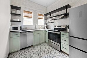 Fridge, microwave, oven, stovetop - The Jessamine | Historic Downtown Gem Near King St (Charleston)