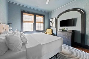 3 bedrooms, iron/ironing board, travel crib, WiFi - The Jessamine | Historic Downtown Gem Near King St (Charleston)