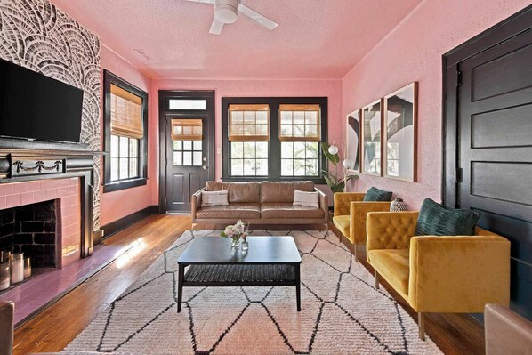 TV, offices - The Jessamine | Historic Downtown Gem Near King St (Charleston)