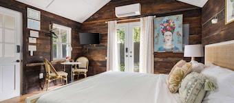 Saint Phillip Charmer | King Studio Bungalow