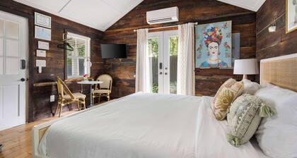 Saint Phillip Charmer | King Studio Bungalow