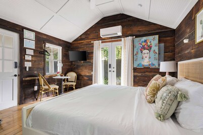 Saint Phillip Charmer | King Studio Bungalow