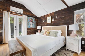 1 bedroom, iron/ironing board, travel cot, WiFi - Saint Phillip Charmer | King Studio Bungalow (Charleston)