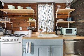Fridge, microwave, oven, stovetop - Saint Phillip Charmer | King Studio Bungalow (Charleston)