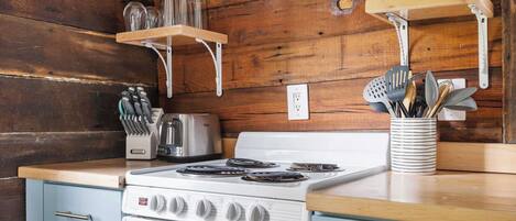 Een koelkast, een magnetron, een oven, een kookplaat