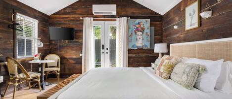 1 dormitori, planxa i posts de planxar, un bressol de viatge i wifi