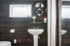 Shower, hair dryer, towels - Saint Phillip Charmer | King Studio Bungalow (Charleston)