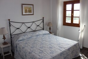 2 slaapkamers, een strijkplank/strijkijzer, gratis wifi, beddengoed