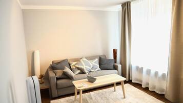 Fernseher, Bücher, Stereoanlage