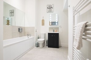 Shower, hair dryer, towels, shampoo - Your Apartment | Bristol Rowan Tree - No.4 (Bristol)