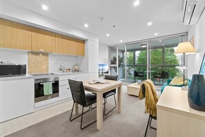 Mikrobølgeovn, ovn, kokeplater og oppvaskmaskin