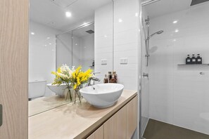 Douche, sèche-cheveux, serviettes fournies