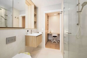 シャワ  ー、ヘアドライヤー、タオル