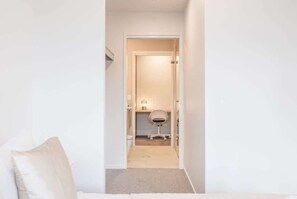 1 chambre, bureau, fer et planche à repasser, lit parapluie