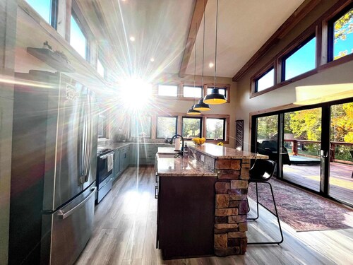 All Four Seasons Cabin | RRG | King Beds | Hot Tub | Just 3 Min From The Gorge Underground!