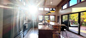 All Four Seasons Cabin | RRG | King Beds | Hot Tub | Just 3 Min From The Gorge Underground!