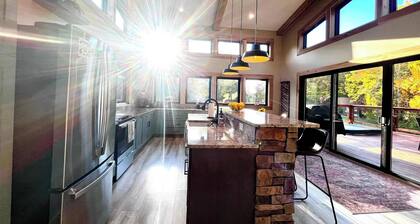 All Four Seasons Cabin | RRG | King Beds | Hot Tub | Just 3 Min From The Gorge Underground!