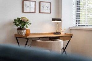 Interior - Stylish Spacious Apartment in Central Windsor (Windsor)