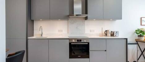 Fridge, oven, stovetop, dishwasher