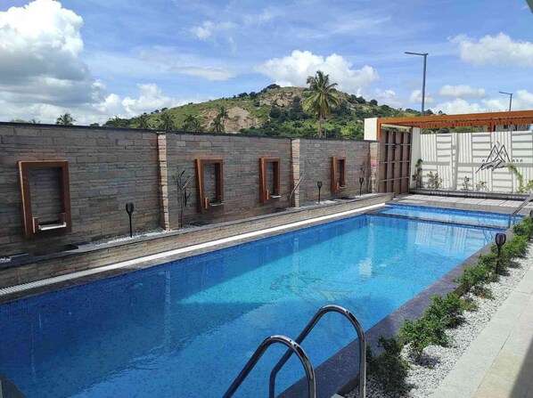 Una piscina al aire libre