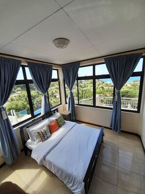 Cortinas blackout, tabla de planchar con plancha y wifi gratis