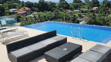 Piscine extérieure, parasols de plage, chaises longues