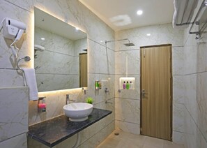 Quarto quádruplo família | Banheiro | Produtos de toalete grátis, chinelos, toalhas de banho, sabonete