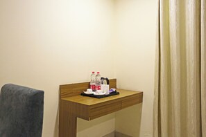 Quarto triplo superior | Área de estar | TV LED 32 polegadas com canais a cabo, lareira