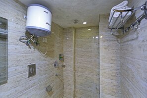 Superior Double Room | Bathroom | Free toiletries, slippers, towels, soap - Hotel D'Capitol- Delhi Airport (New Delhi)