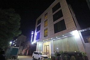 Airport shuttle - Hotel D'Capitol- Delhi Airport (New Delhi)