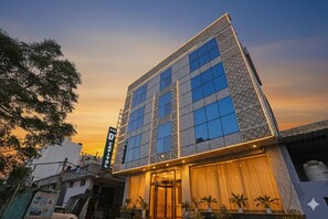 Front of property - Hotel D'Capitol- Delhi Airport (New Delhi)