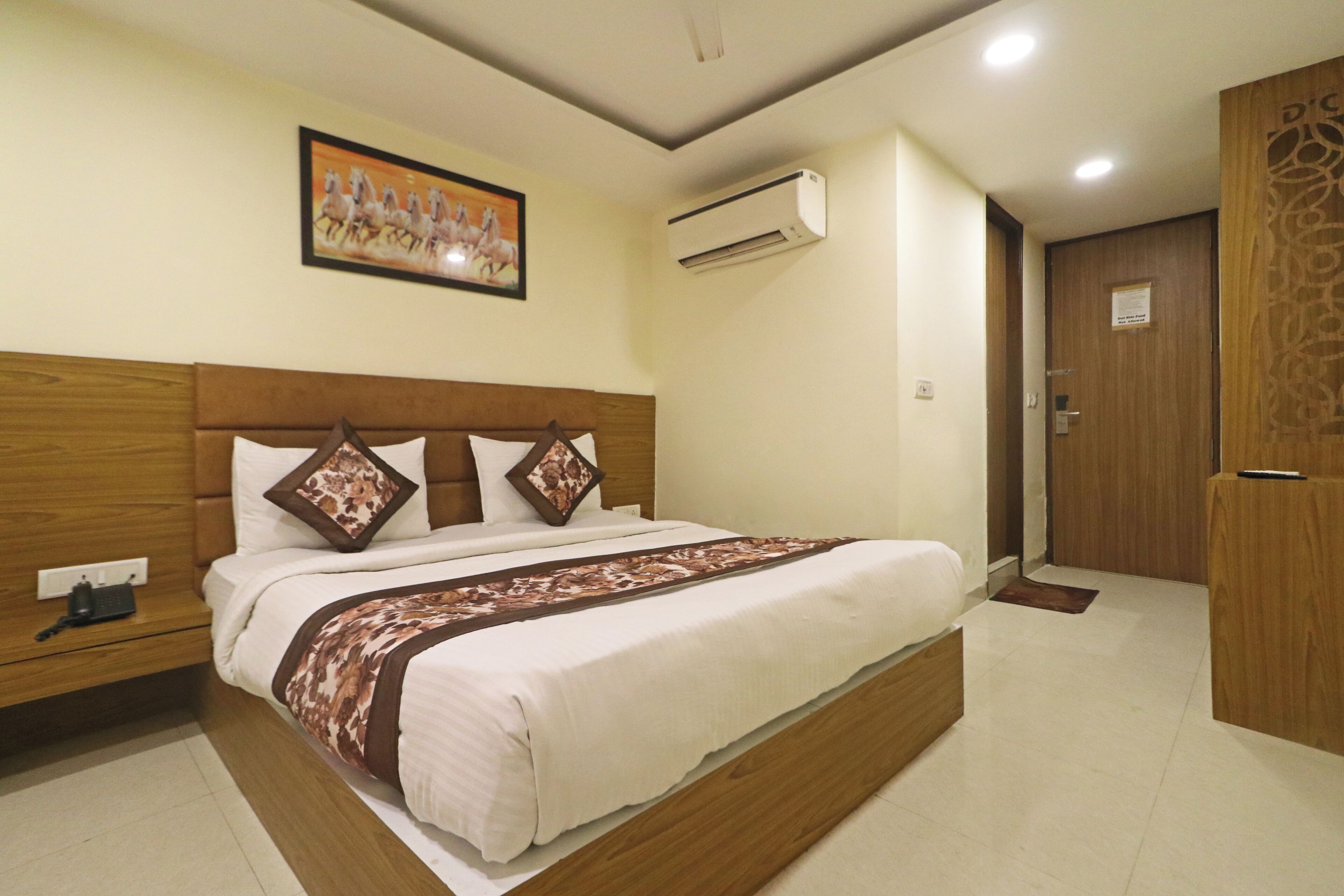 Quarto casal luxo | Escrivaninha, quartos à prova de som, Wi-Fi de cortesia