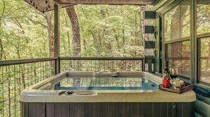 Un jacuzzi con vista a un bosque.