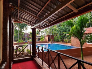 Vista frontal de la propiedad