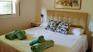 3 slaapkamers, een strijkplank/strijkijzer, reisbedje, gratis wifi