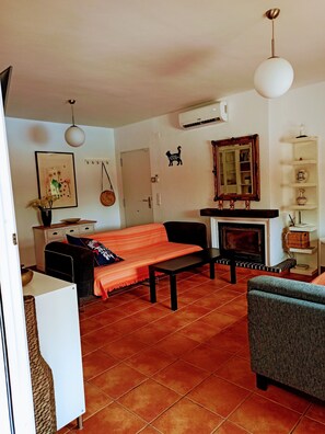 Smart TV, fireplace, books - Casa Mediterránea (Les Tres Cales)