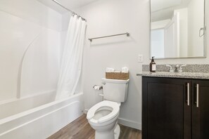 Shower, hair dryer, towels - Stay in the Heart of Downtown! (Baton Rouge)