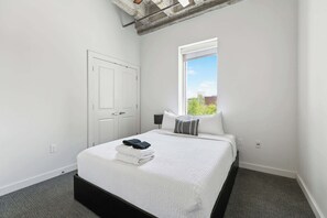 2 bedrooms, iron/ironing board, WiFi, bed sheets - Stay in the Heart of Downtown! (Baton Rouge)